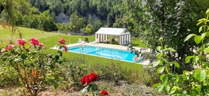 A swimming pool with a gazebo, surrounded by greenery and hills. - Homerez - Villa in Sisteron with Pool (Sisteron)