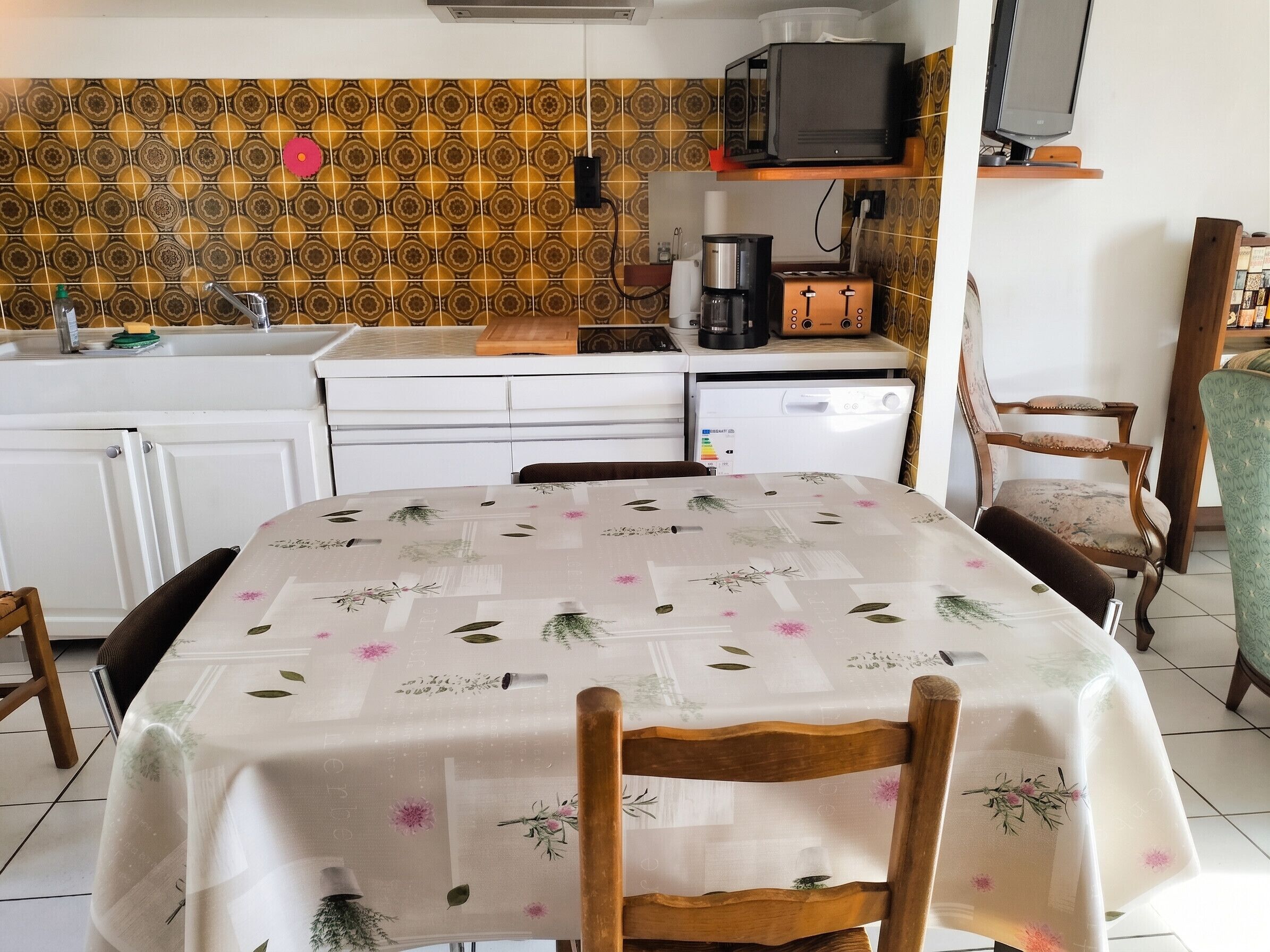 Een koffiezetapparaat/waterkoker, een koelkast, een microgolfoven