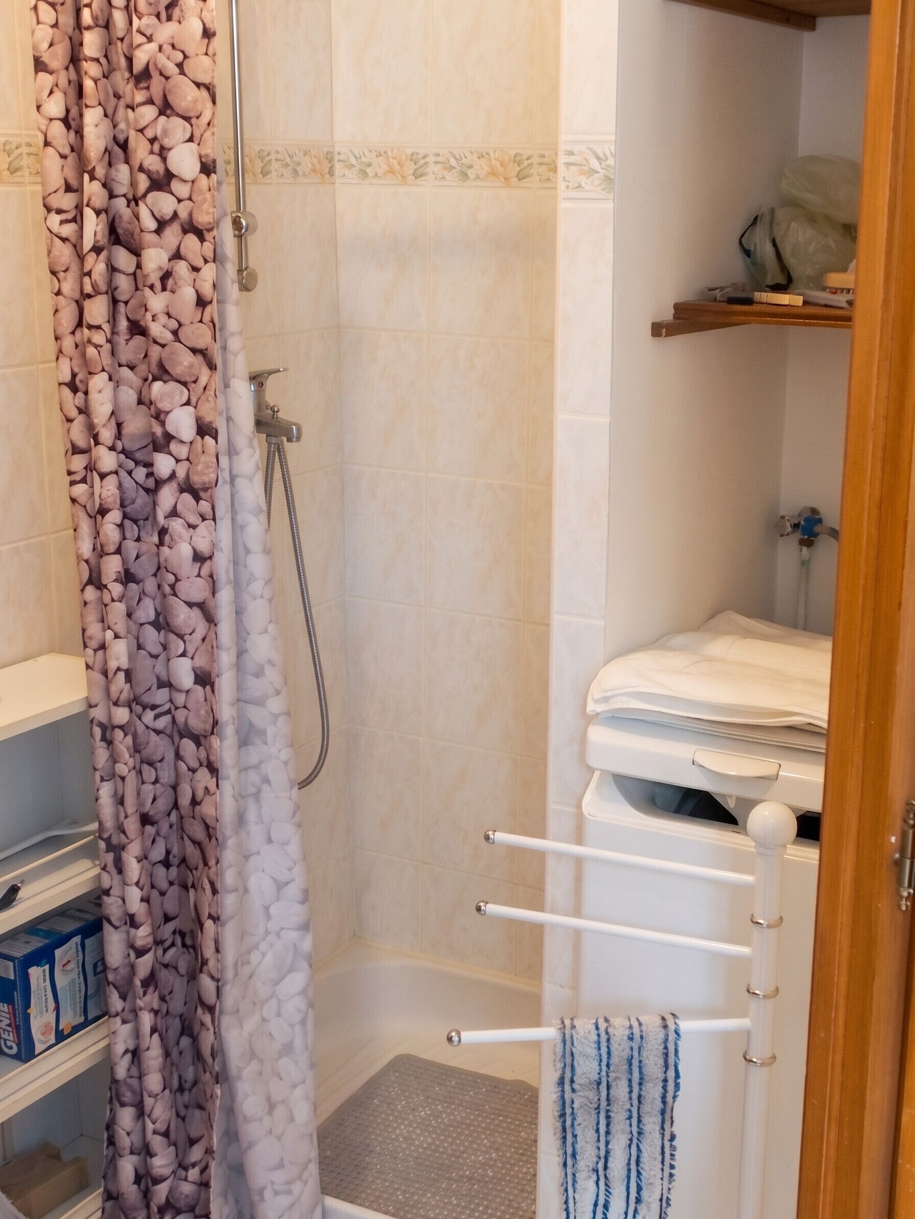 Shower, towels