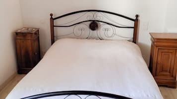 2 bedrooms, iron/ironing board, travel cot, free WiFi