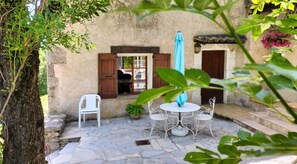 Outdoor dining - Homerez - Villa in Sisteron with Pool (Sisteron)