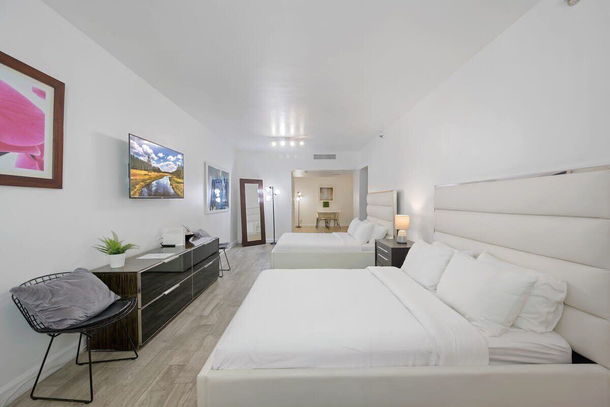 Tabla de planchar con plancha, wifi gratis y ropa de cama 