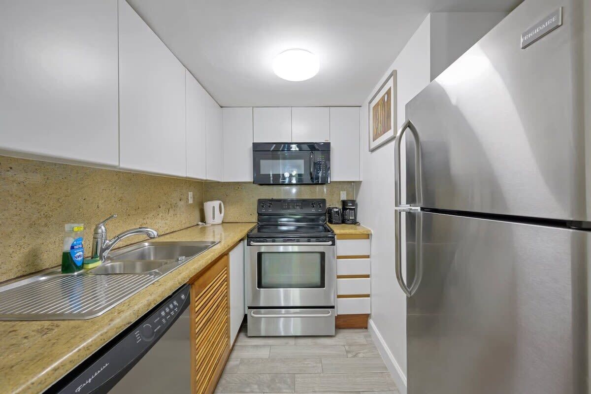 Een koelkast, een magnetron, een oven, een kookplaat