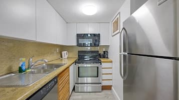 Een koelkast, een magnetron, een oven, een kookplaat