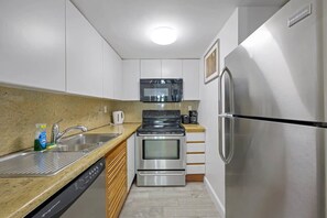 Kjøleskap, mikrobølgeovn, ovn og kokeplater