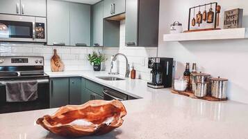 Kylskåp, mikrovågsugn, ugn och spishäll