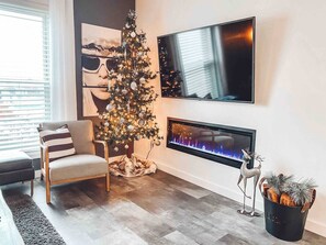 Een smart-tv en een open haard