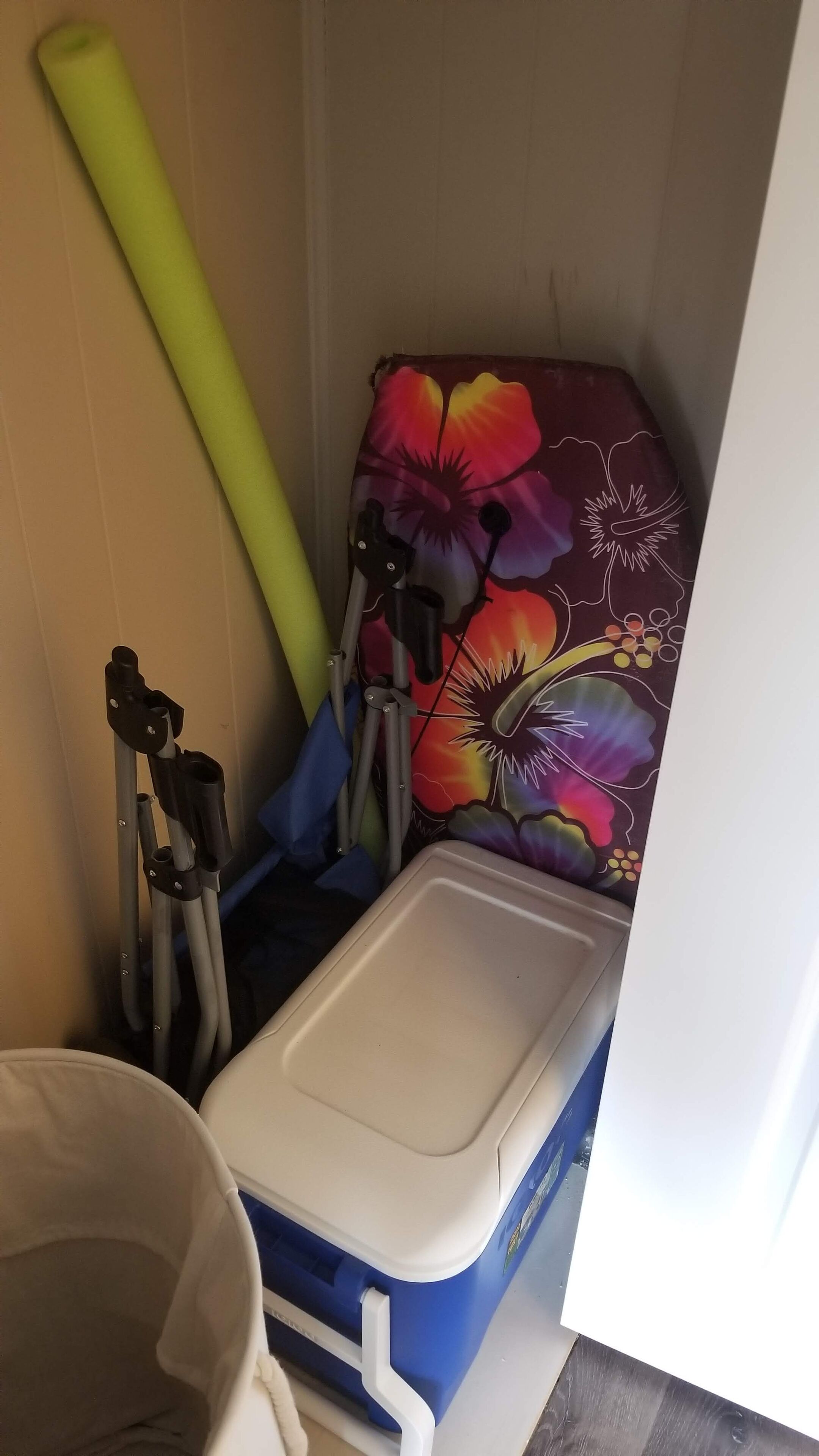 Et badeværelse med bruseområde, toilet og gelænder.