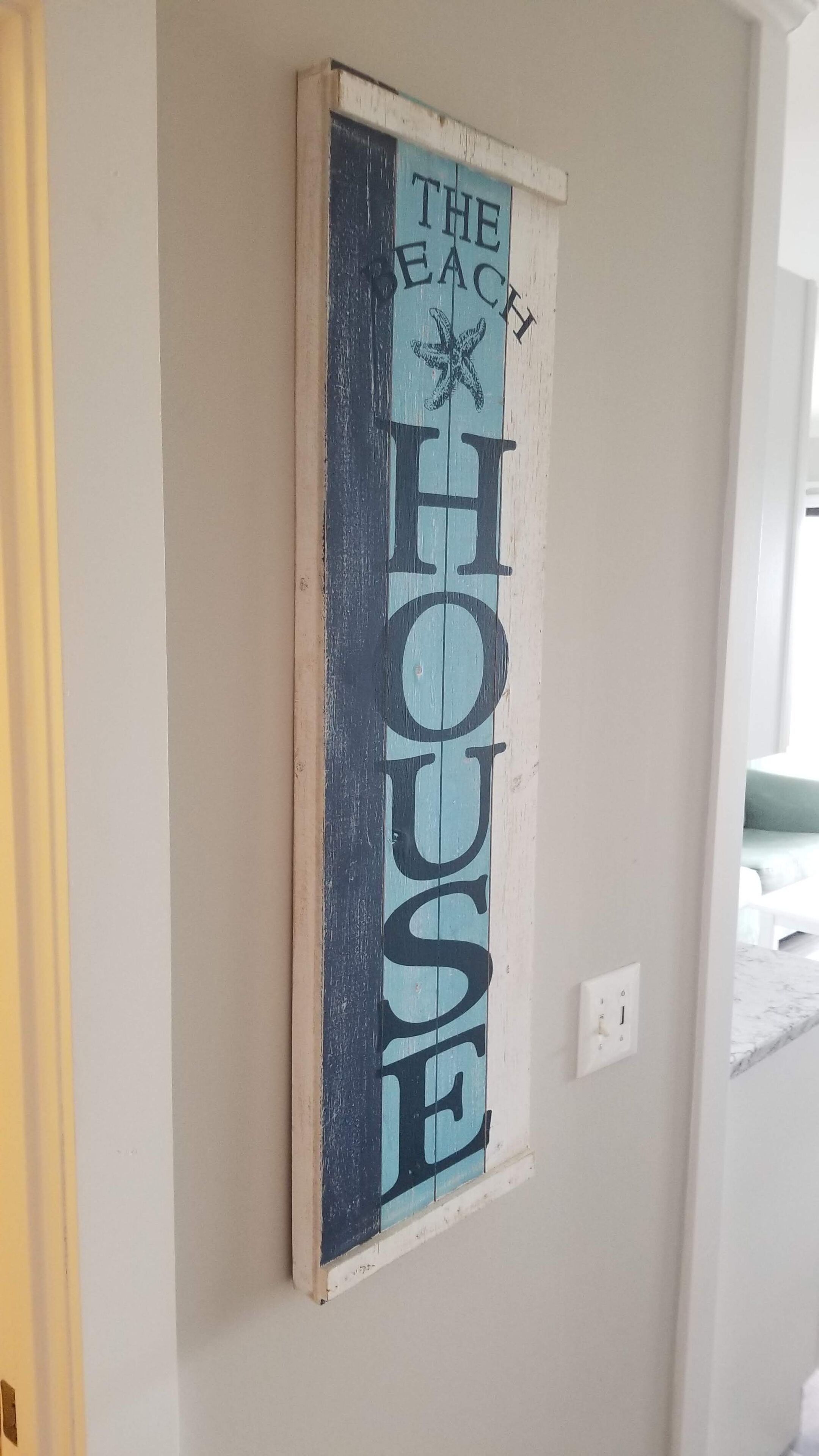 Un letrero en la pared con las palabras "THE BACK HOPPE" y un gráfico de una estrella de mar.