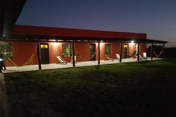 Fachada da propriedade à noite