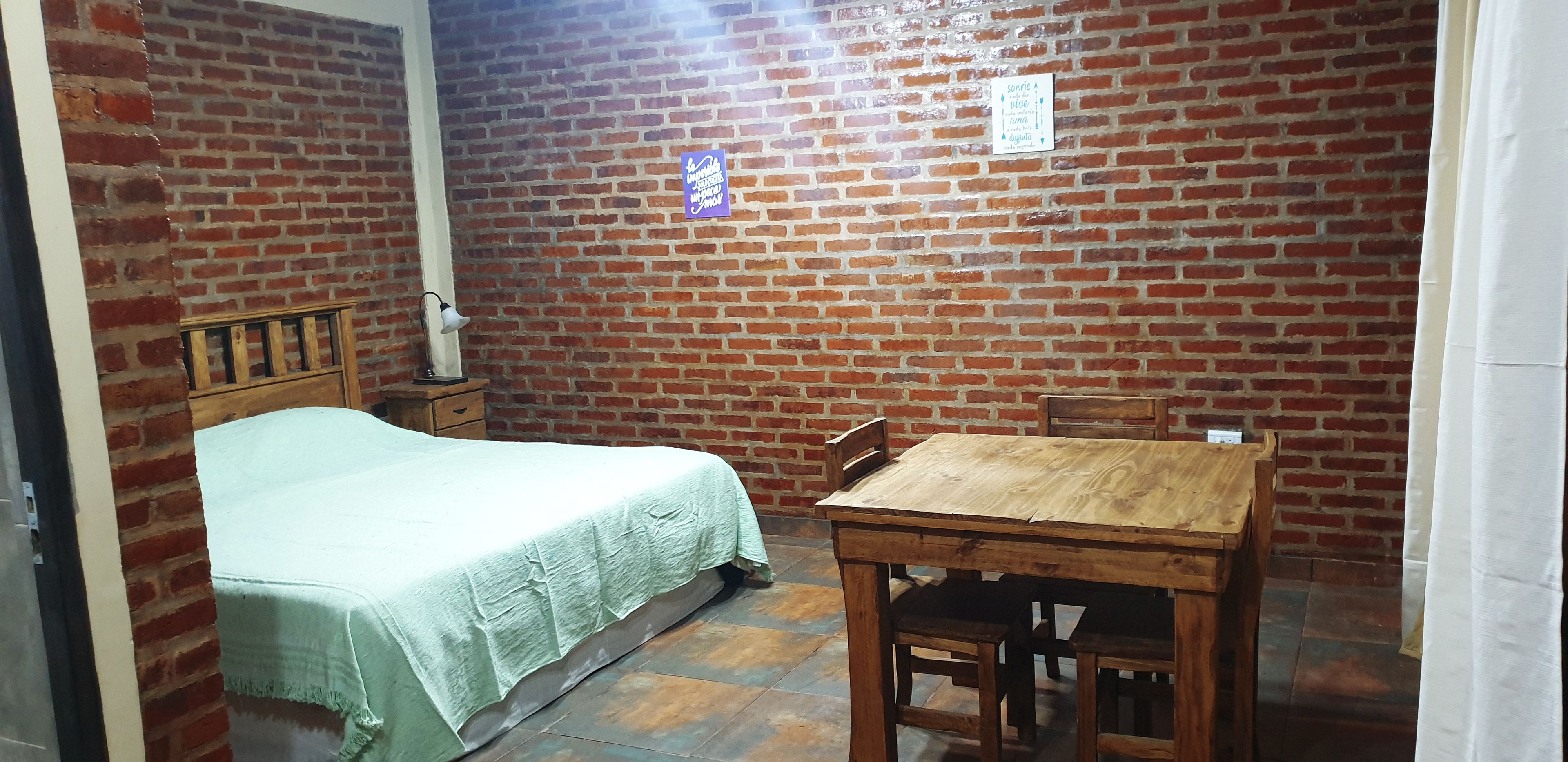 Ropa de cama de alta calidad, escritorio, cortinas opacas y wifi gratis