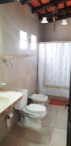 Family Cabin | Bathroom | Towels - La Maina Uribe Posada y Cabañas (Lobos)