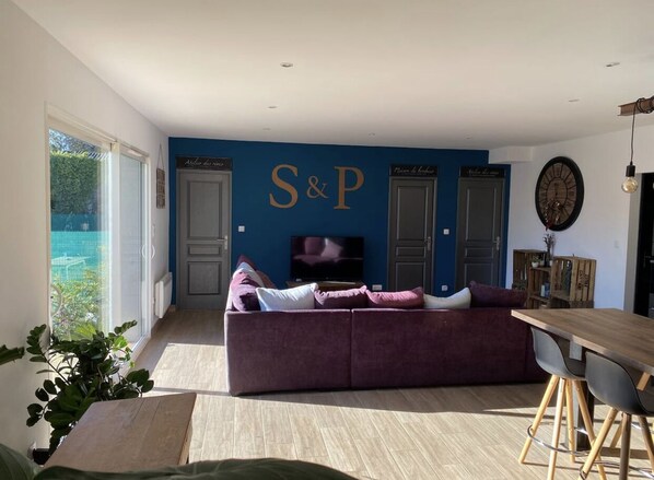 Téléviseur, lecteur de DVD, livres, imprimante