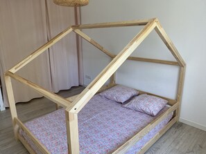 3 bedrooms, iron/ironing board, free WiFi, bed sheets