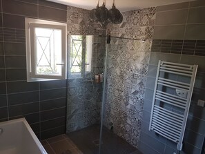 Duschwanne, Haartrockner, Handtücher, Toilettenpapier