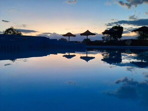 Seasonal outdoor pool, free cabanas, pool umbrellas - La Maina Cabañas (San Javier)