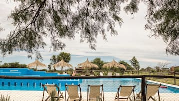Una piscina al aire libre de temporada, camas de piscina gratis
