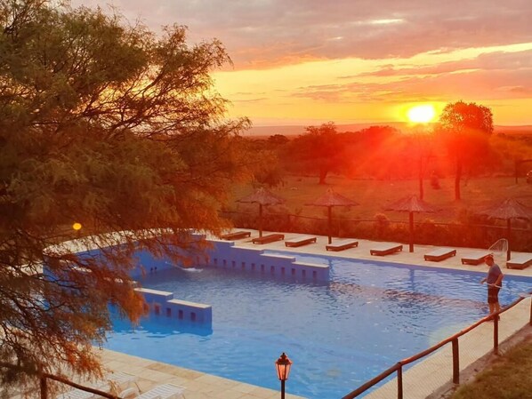 季节性开放的室外游泳池,免费小屋,池畔遮阳伞