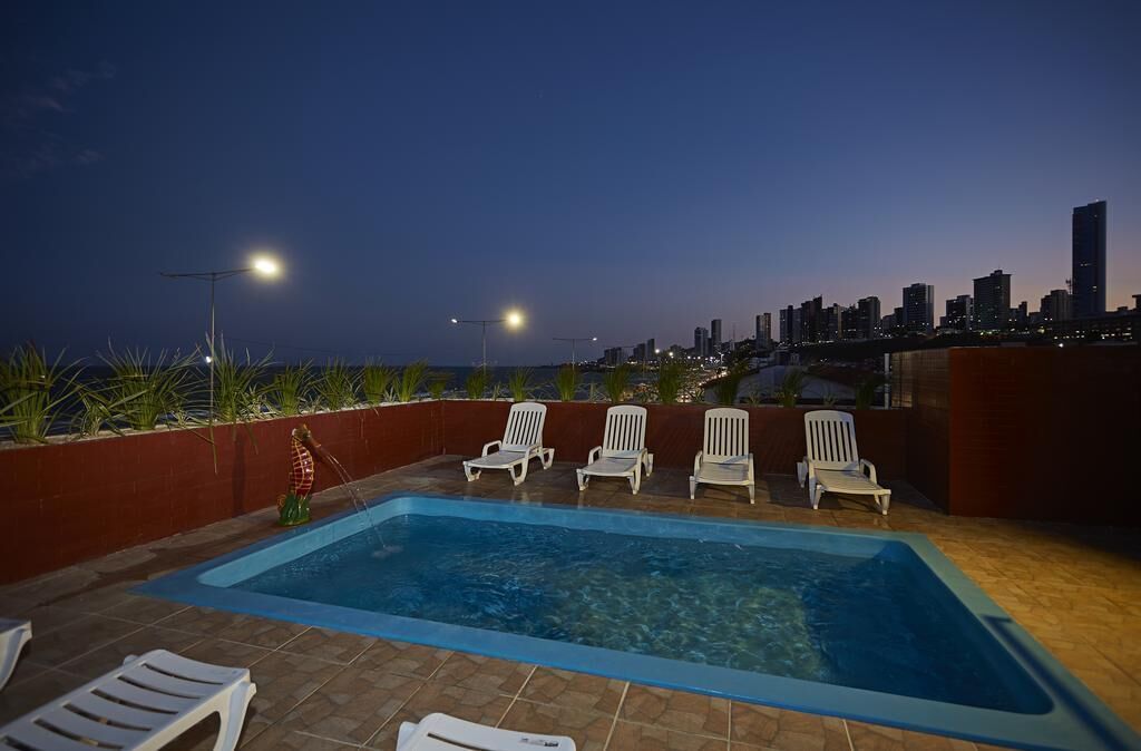 Piscina externa, funciona das 9h às 21h, guarda-sóis, espreguiçadeiras