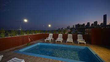 Piscina externa, funciona das 9h às 21h, guarda-sóis, espreguiçadeiras