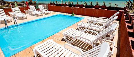Una piscina al aire libre (de 09:00 a 21:00), sombrillas, tumbonas