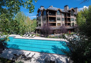 Outdoor pool, pool umbrellas, pool loungers - Highlands Lodge in Beaver Creek by Elevation Accommodations (Avon)