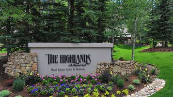 Vista frontal de la propiedad