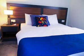 ملاءات للفراش لا تسبب الحساسية وميني بار ومكتب