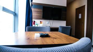 Deluxe Room | Hypo-allergenic bedding, minibar, desk, laptop workspace
