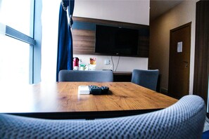 Habitación Deluxe | Ropa de cama hipoalergénica, minibar, escritorio