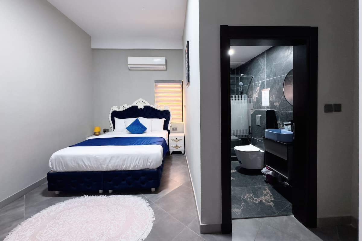 1 habitación, ropa de cama hipoalergénica, minibar y escritorio