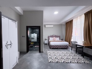 ملاءات للفراش لا تسبب الحساسية وميني بار ومكتب