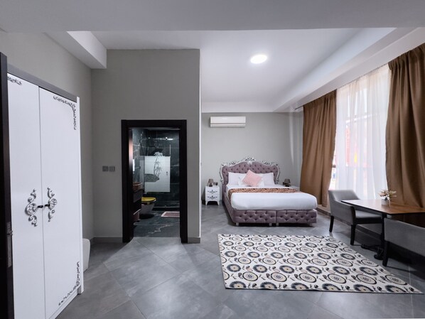 Ropa de cama hipoalergénica, minibar, escritorio