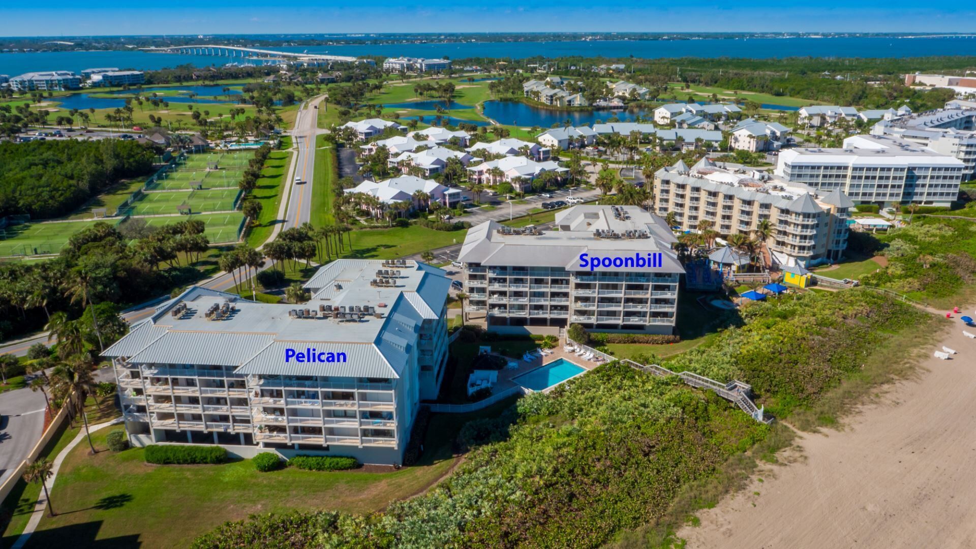 Un complexe hôtelier comprenant plusieurs bâtiments, dont les plus importants sont appelés Pelican et Spoonbill, et qui se distingue par son architecture moderne, un parcours de golf et un espace de plage.
