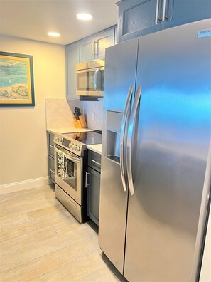 Fridge, oven, stovetop, coffee/tea maker - The Seaside Splendor (Stuart)