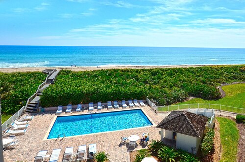 Oceanfront 2-BR Condo Surplombant le Marriott Resort Tiki Bar and Pool
