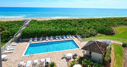 Oceanfront 2-BR Condo Surplombant le Marriott Resort Tiki Bar and Pool