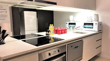 Frigorifero, microonde, forno, piano cottura