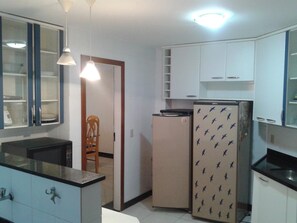 Fridge, microwave, oven, stovetop - Praia do Morro - 04 bedrooms beachfront, for 10 people guarapari (Guarapari)