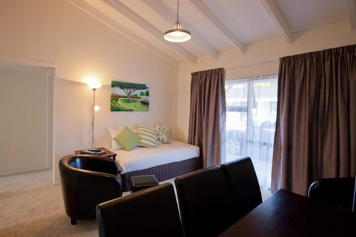 Habitación familiar | Tabla de planchar con plancha, wifi gratis y ropa de cama