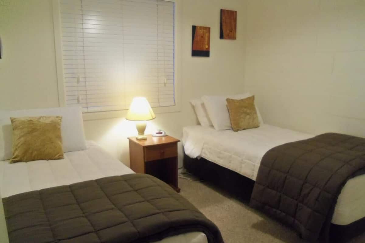 Tabla de planchar con plancha, wifi gratis y ropa de cama