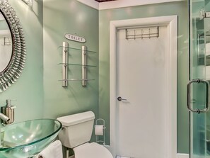 Suihku, hiustenkuivaaja, pyyhkeet