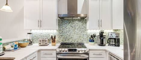 Refrigerador, microondas, horno, placa de cocina