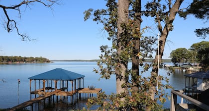Waterfront Home! Relax & Enjoy the Serenity of Lake Palestine.