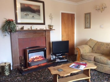 Picture Frame, Property, Furniture, Table, Couch, Wood, Building, Interior Design, Comfort, Plant