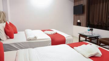 Quarto triplo clássico | Cofres nos quartos, quartos à prova de som, Wi-Fi de cortesia