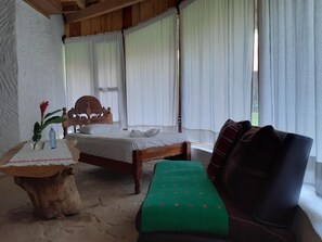 Een bureau, verduisterende gordijnen, een strijkplank/strijkijzer