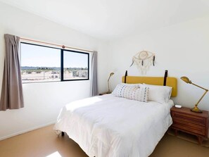 Tabla de planchar con plancha, wifi y ropa de cama 