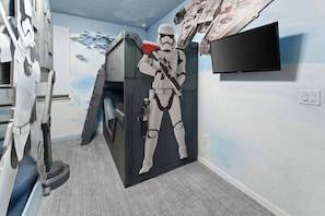 9 chambres, bureau, fer et planche à repasser, lit de bébé portatif