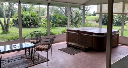 Rentouttava Floridan koti sijaitsee golfkentällä